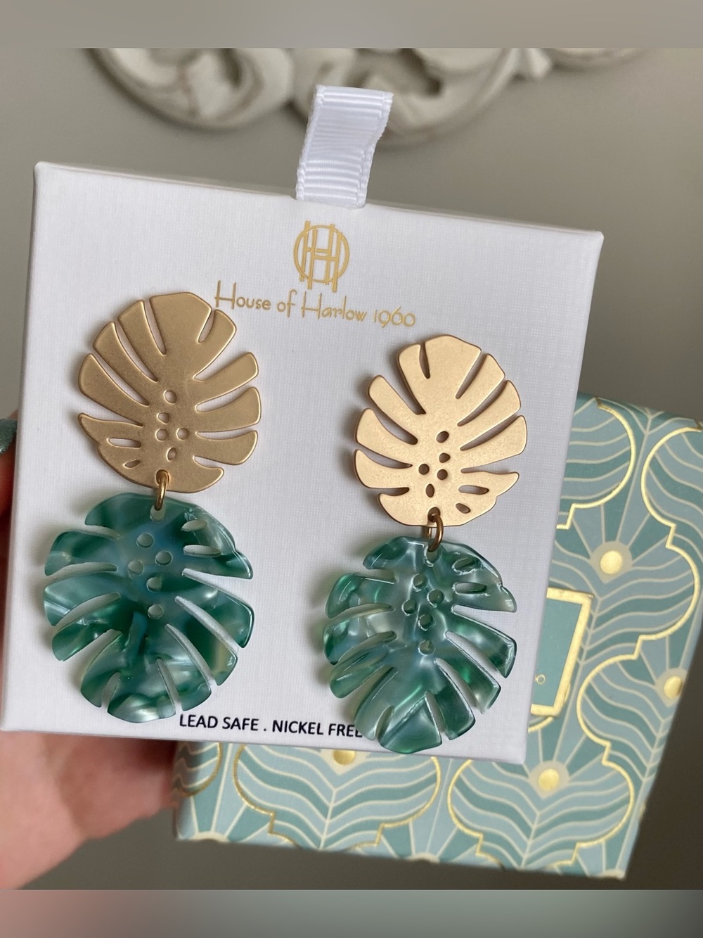 •NIB•House Of Harlow 1960 Gold Tone & Green Resin Monstera Leaf Drop Earrings